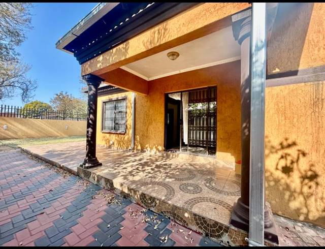 3 BEDROOM HOUSE FOR SALE IN VANDERBIJLPARK CE 2